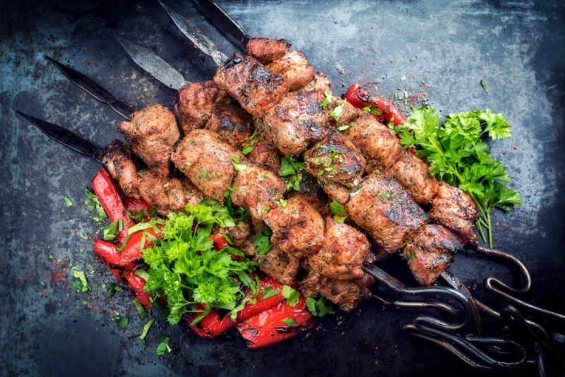 Правильный расчет: сколько надо взять мяса для шашлыка, чтобы никто не остался голодным
