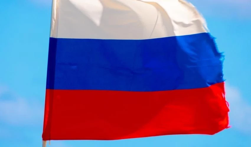 В Санкт-Петербурге хулиганы облили краской флаг России
