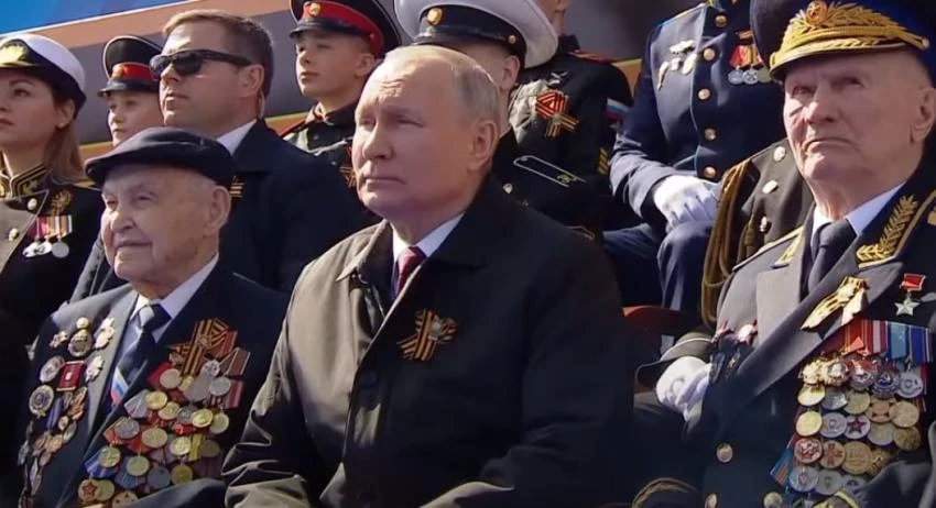 Китайский обозреватель Чжулин рассказал, почему Путин не отказался от парада в День Победы