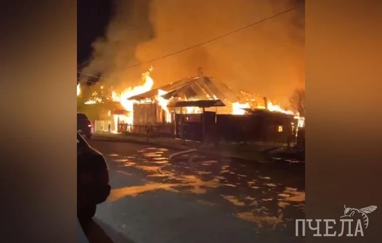 Во время мощного пожара со взрывом в Челябинской области погиб пенсионер