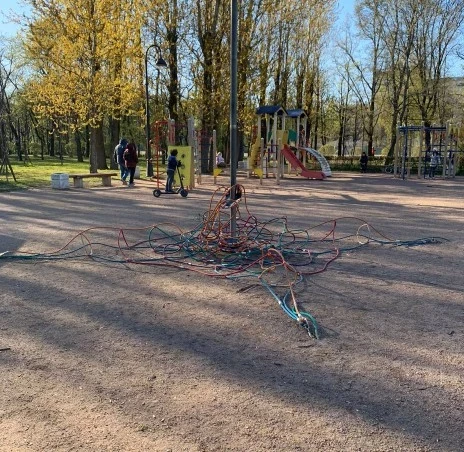 Чиновники Петербурга не извинились перед родителями пострадавших на веревочной «паутинке» детей