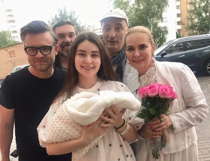 Актриса РФ Алена Яковлевна о будущем внучки: «Помогу, чем смогу»