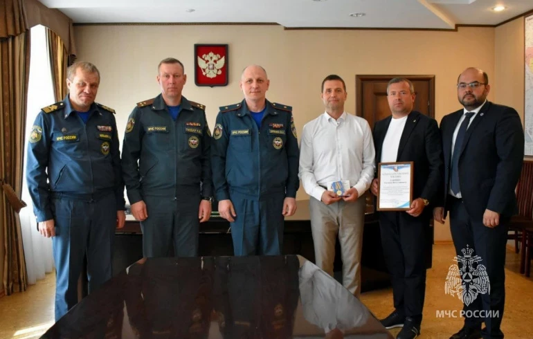 Начальник регионального МЧС наградил южноуральцев за спасение 17 тонувших в шторм сапбордистов