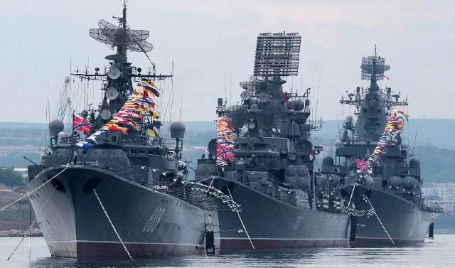 Поздравить моряков с Днем черноморского флота России 13 мая 2023 года можно красивыми открытками и стихами