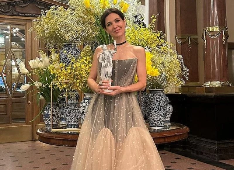 Екатерина Климова сфотографировалась обнажённой с букетом сирени в руках