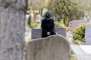Отказ целовать покойника на похоронах: как это сделать правильно и есть ли риск для здоровья