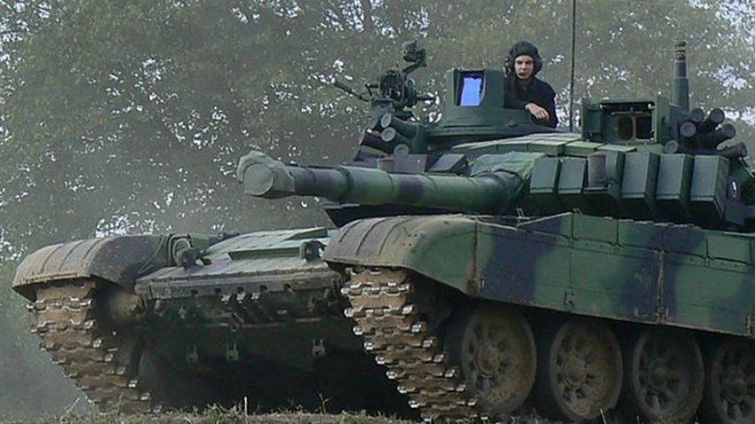 Жители Амстердама осыпали цветами подбитый на Украине российский Т-72