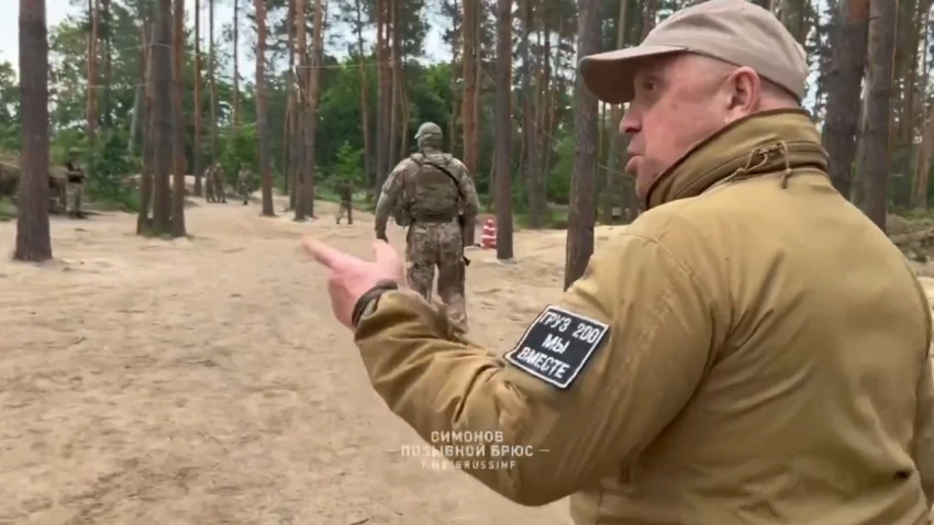 «Спокойно, безопасно»: Евгений Пригожин и военкор Александр Симонов осмотрели тыловые лагеря ЧВК «Вагнер»