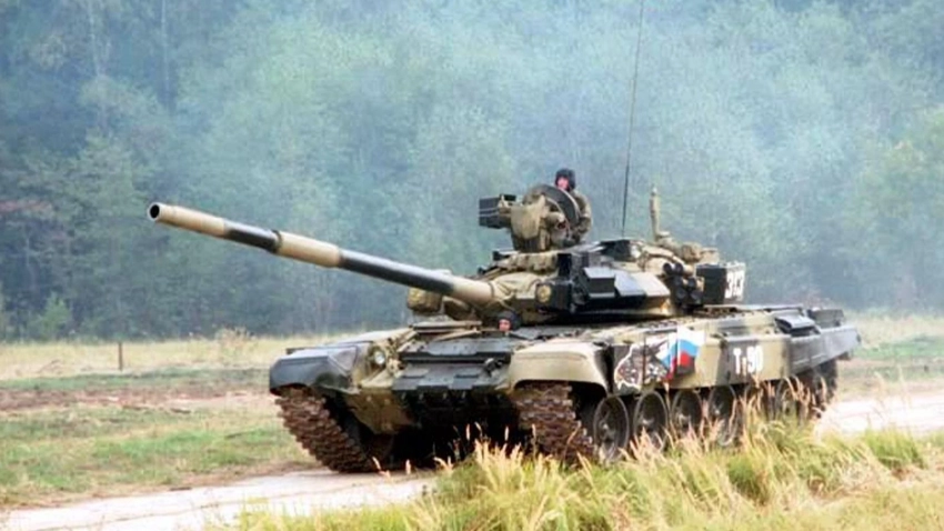 Танкисты ВС РФ точным выстрелом «сложили» дом с украинскими военными