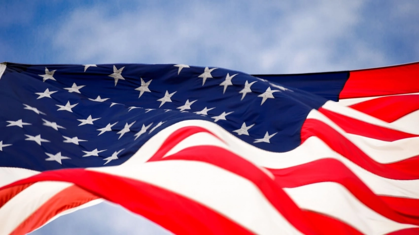 Перевернутый флаг США случайно повесили над Капитолием