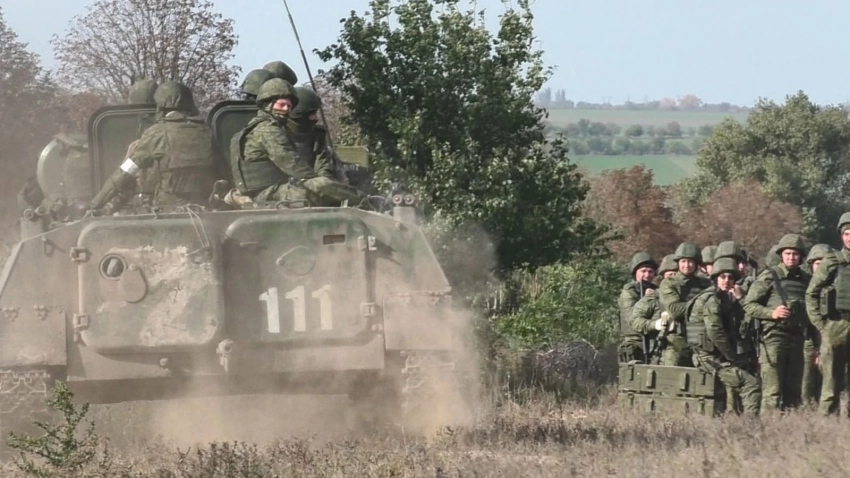 МО РФ показало на видео, как российские десантники заменили артиллерию орудием БМД