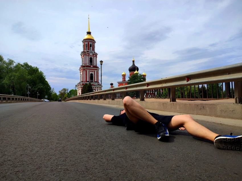 Блогер Данилов лег на асфальт в Старой Руссе в одной футболке: «Я горжусь, что после моего вмешательства начали ремонтировать дороги»