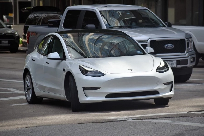 Водитель подал в суд на Tesla после того, как автомобиль «внезапно и автоматически» набрал скорость