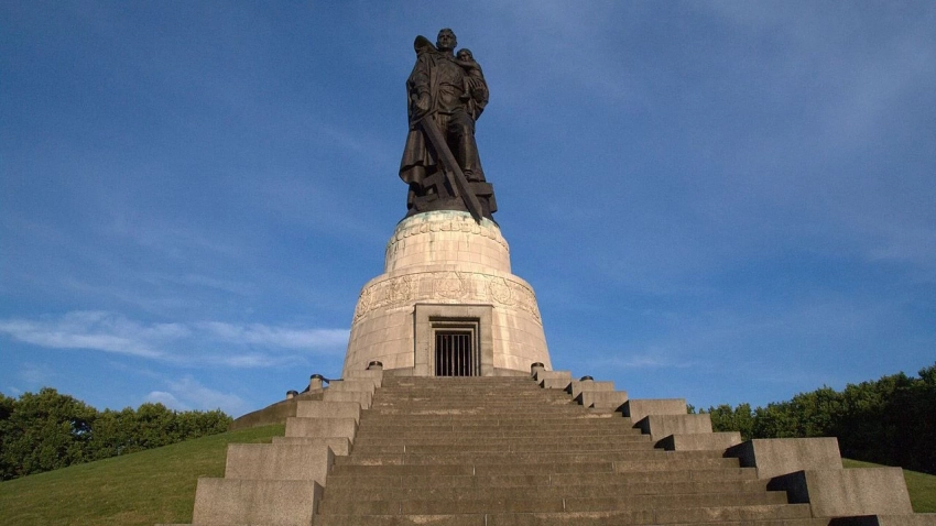 Посольство Украины в ФРГ отказалось возлагать венки к советским мемориалам в Берлине