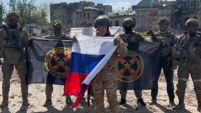 «Когда увидите Байдена — поцелуйте его в макушку»: Пригожин обратился к Зеленскому из освобожденного ЧВК «Вагнер» Бахмута