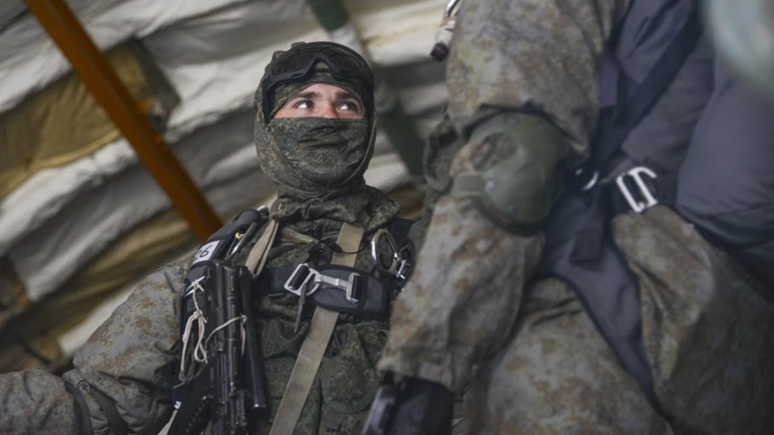 Уральских мобилизованных в День Победы наградили ножами из вороненой стали