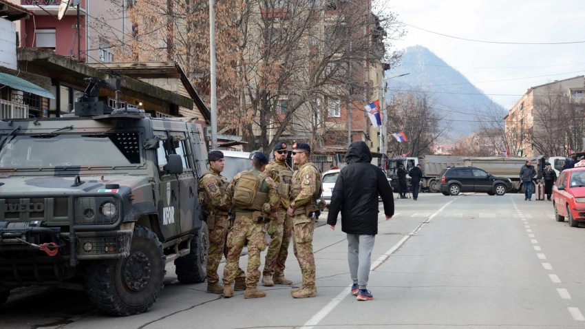 Свыше 20 бойцов миссии НАТО получили ранения во время столкновений на севере Косово