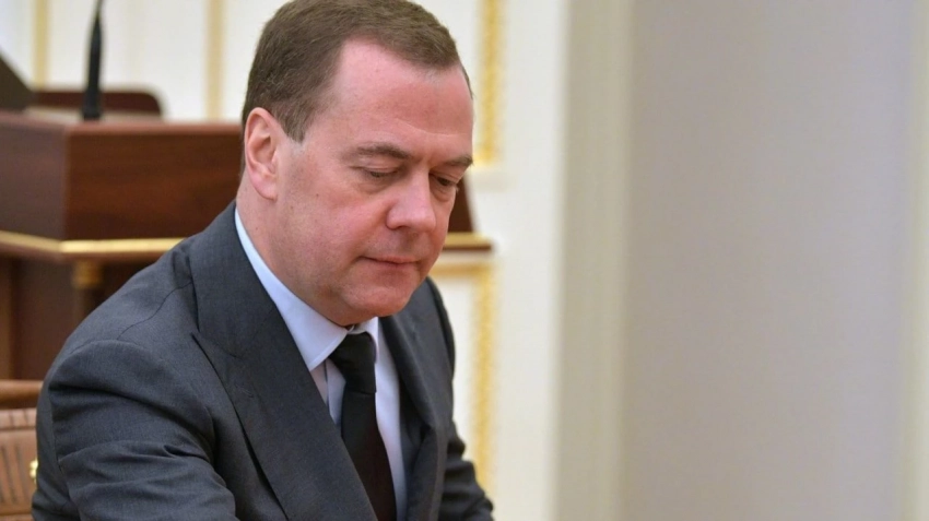 Медведев заявил, что поставки западных вооружений на Украину увеличивают риски ядерного апокалипсиса
