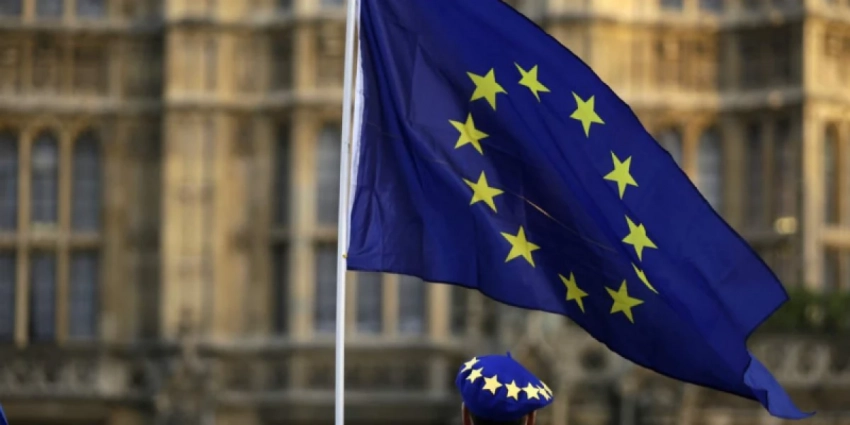 Западные экологи: чтобы полностью прекратить импорт нефти из России, надо запретить авиаперелёты и автомобили в городах в ЕС