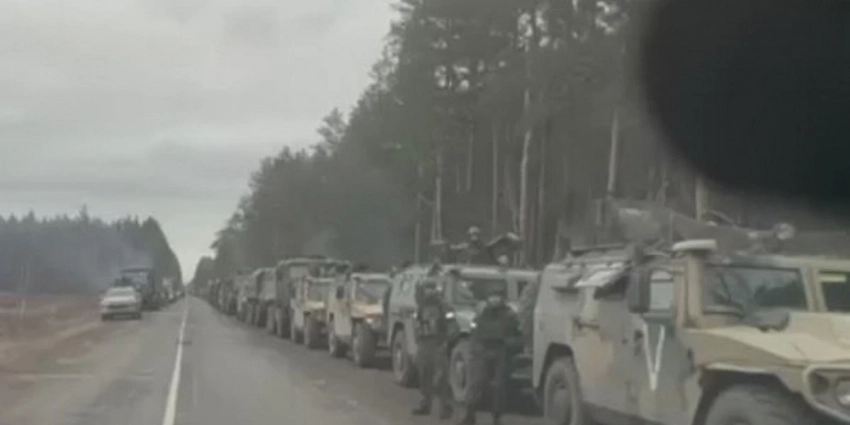 Видео с огромной колонной военной техники ВС РФ под Киевом появилось в Сети (ВИДЕО)