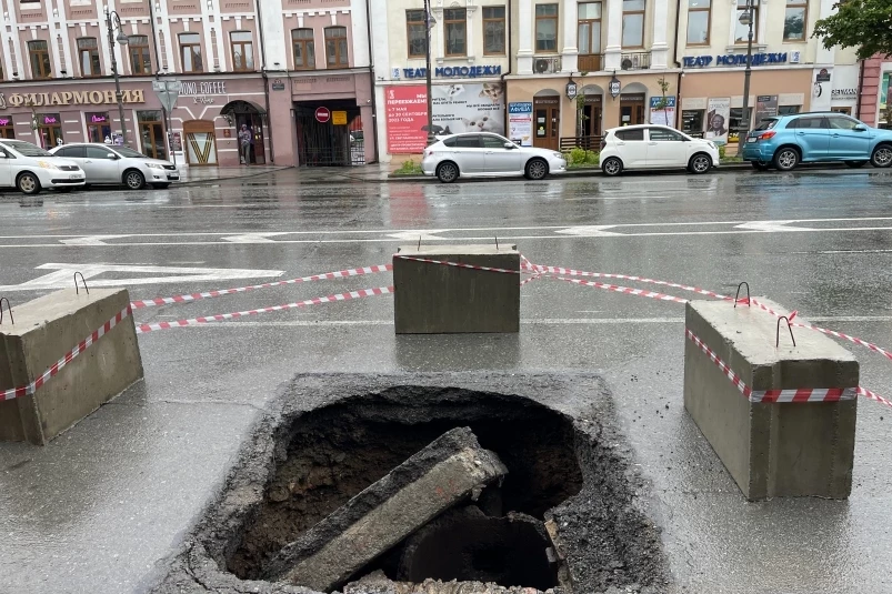 Провалы на дорогах и водопады на подпорных стенах – как Владивосток пережил циклон