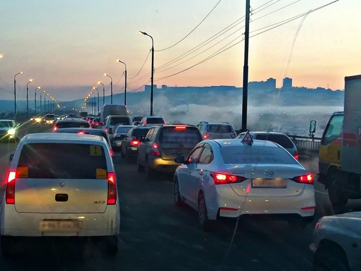 Танцующего мужчину на оживленной дороге сняли на видео в Приморье