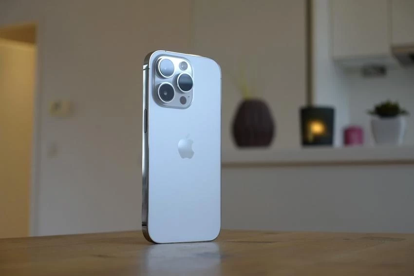 В Екатеринбурге пара посетителей украла iPhone 14 прямо из магазина
