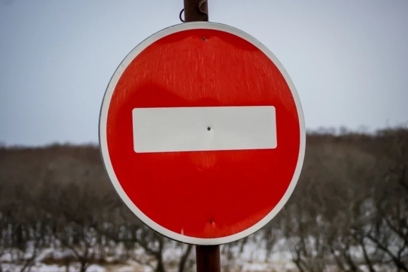 Парень и девушка в авто рухнули с обрыва в Приморье