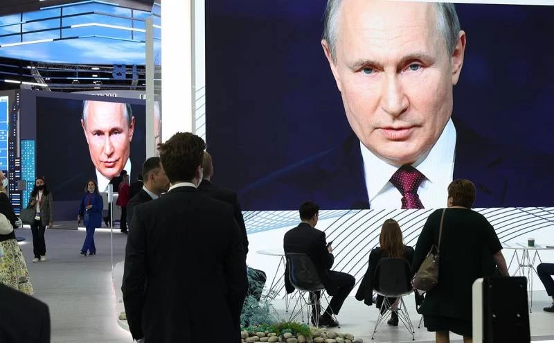 Реакция Путина, когда на мероприятии зазвучал российский гимн, а журналист задал вопрос: что сделал российский президент на проделжение разговора от представителя СМИ