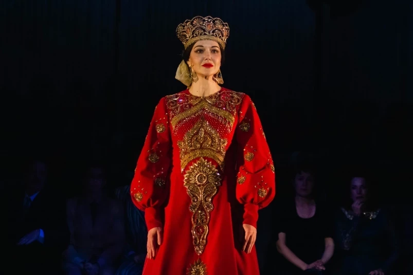 “Русскую песню поют, а не шепчут!” Спектакль Горьковки о Лидии Руслановой потрясает