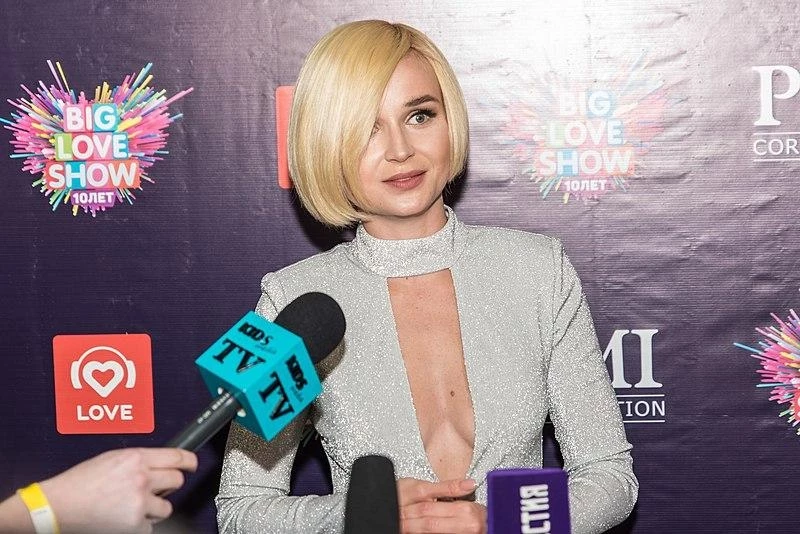 Полина Гагарина рассказала, как ее грудь «минус ноль» дважды «раздувалась» до 8 размера