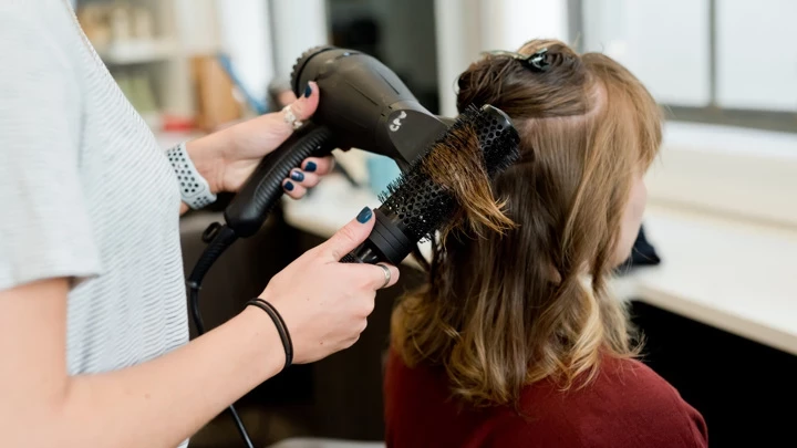 Врач Фатима Тамаева рассказала, вызывает ли лак для волос рак