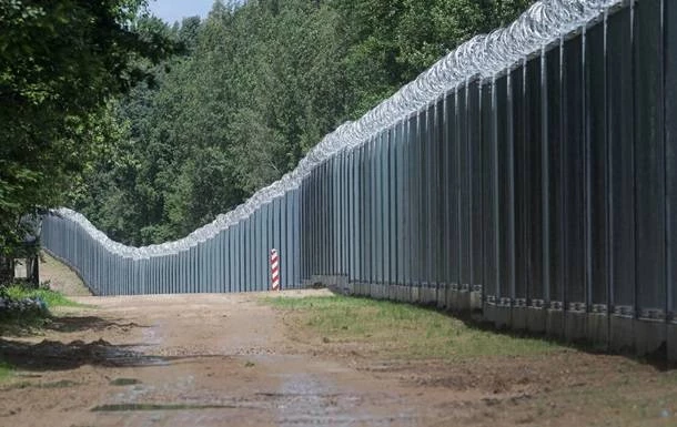 Зчаем Варшава строит барьер на границе с Белоруссией