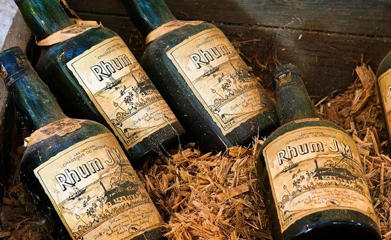 Что в бутылке: топ-5 самых опасных алкогольных напитков, которые лучше не пробовать»