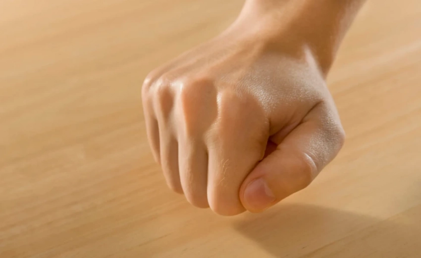 Зачем нужно стучать по дереву и откуда взялось это суеверие