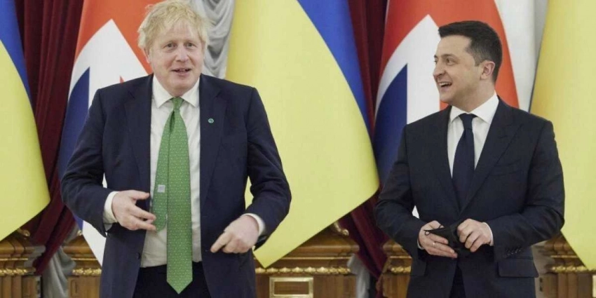 Почему премьер Британии Джонсон воюет украинской армией, где это видано?