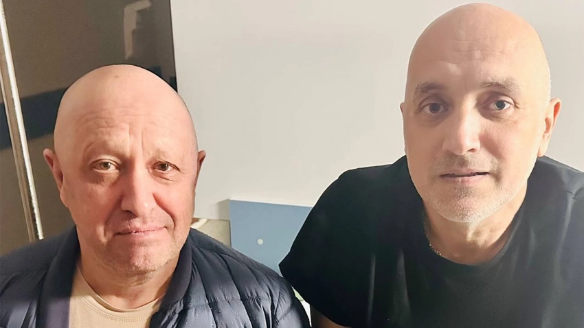 «Евгений Викторович, надеемся на вас»: Прилепин поздравил Пригожина с днем рождения и показал совместное фото из больницы
