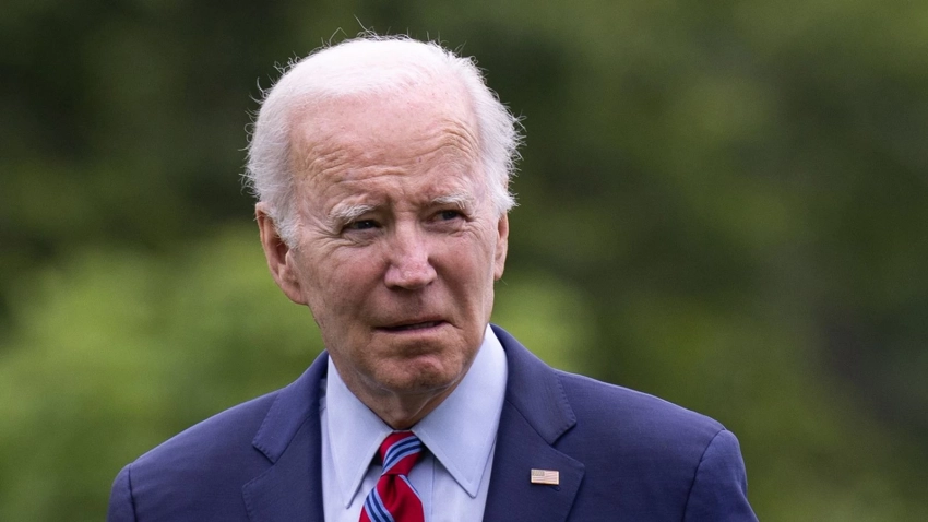 Байден завершил выступление на саммите по оружию фразой «боже, храни королеву»