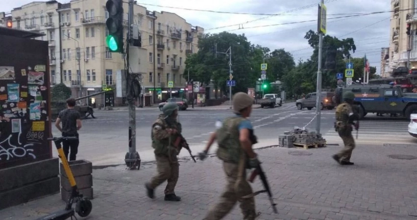 Будет ли бой за город: Взрыв прогремел у штаба ЮВО в Ростове, а бойцы «Ахмата» у городской черты