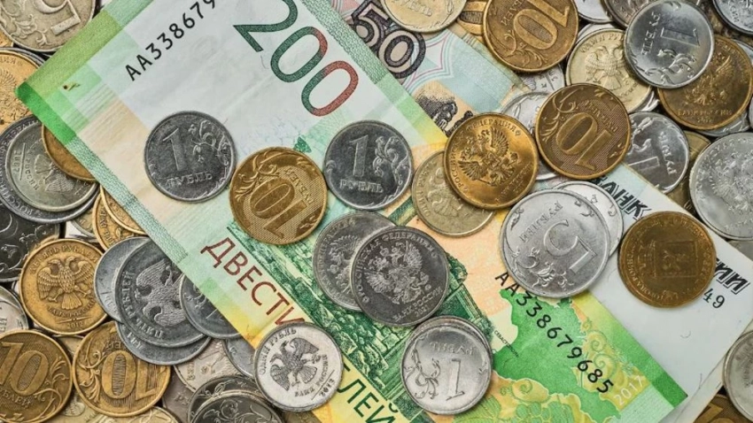 Взлетевшие утром 24 июня курсы доллара и евро в банках начали снижаться