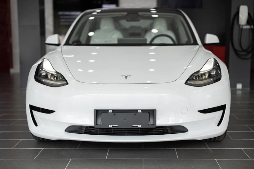 В Tesla обнаружили секретную настройку, позволяющую ездить, не прикасаясь к рулю