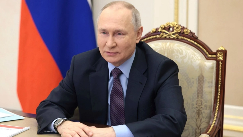 Выпускник военной академии подарил Путину счастливые авиационные часы