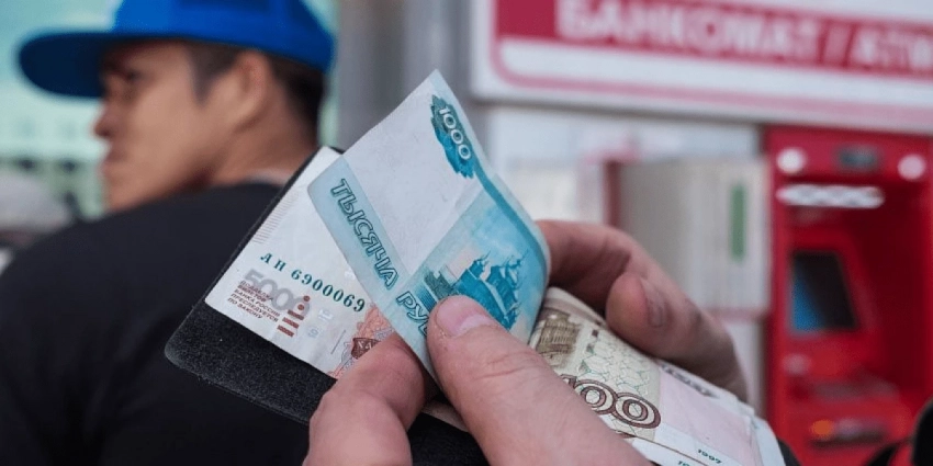 Узбекистан и Таджикистан стали лидерами по росту денежных переводов из России
