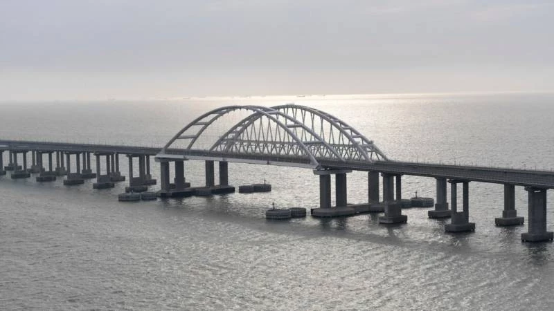 Что делать водителям при сигналах тревоги на Крымском мосту: рекомендации автомобилистам от правительства полуострова