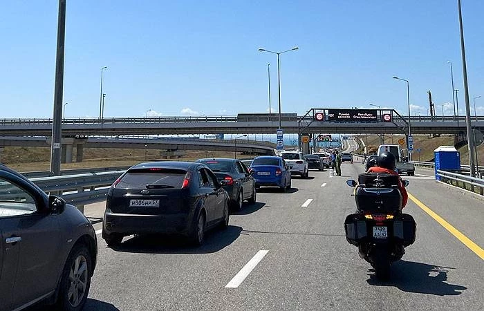 Почему до сих пор не исчезает пробка перед Крымским мостом