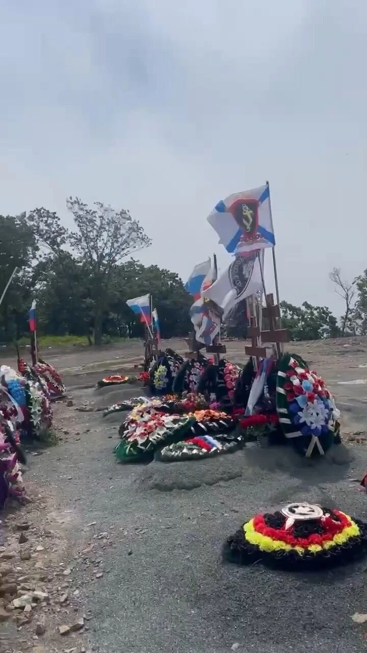 Во Владивостоке неизвестные осквернили могилы бойцов Вагнера и ВС РФ, что с ними сделали