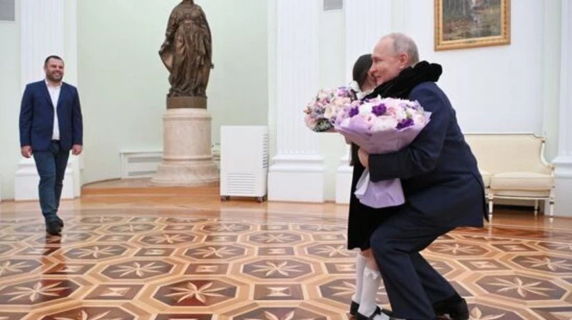 Путин встретился с девочкой из Дагестана, которая не смогла увидеть президента в Дербенте