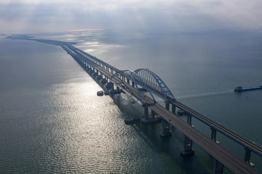 У Крымского моста после открытия движения образовалась пробка