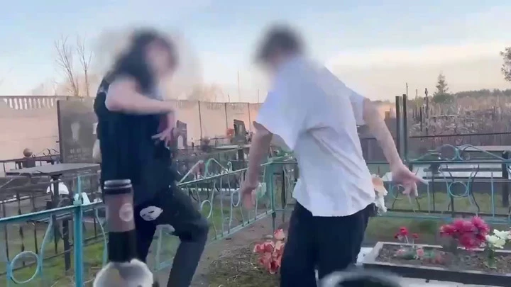 Пьяные подростки, вино и слэм — всё это на кладбище в Клинцах: как их накажут