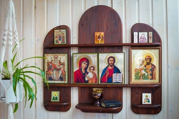 Мистические и жуткие приметы, связанные с падением иконы в доме